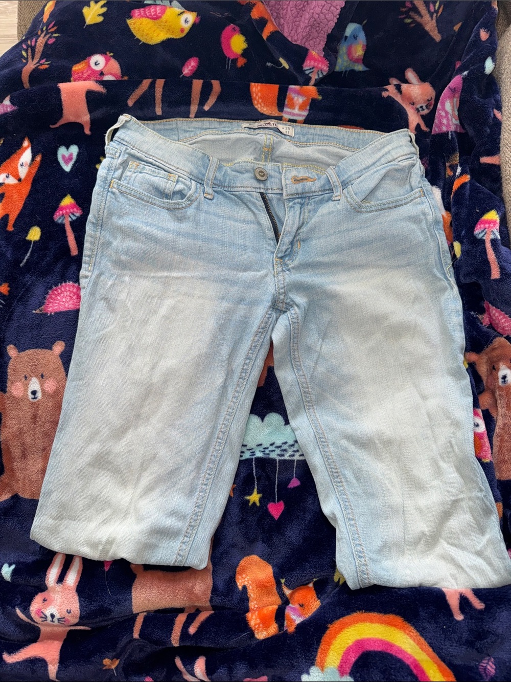 Hollister Light Blue Cropped Womenโs Jeans